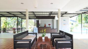 Coin salon dans le hall