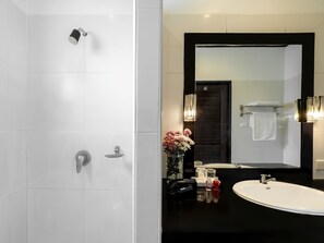 Shower, rainfall showerhead, free toiletries, hair dryer - Isara Nai Yang Resort (Sa Khu)