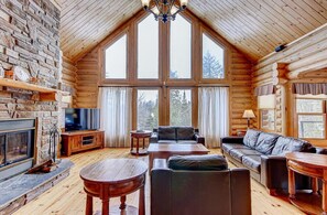 TV, peis, fotballspill og stereoanlegg