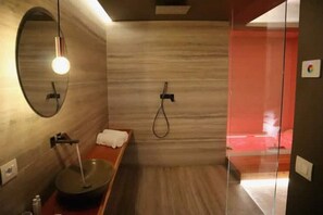 シャワー、ヘアドライヤー、ビデ、タオル