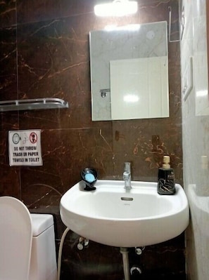 Secadora de cabello, toallas, jabón, shampoo