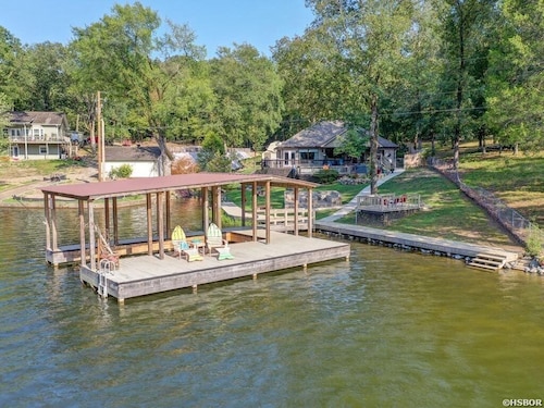 Lake Hamilton home w/boat dock and guest house!