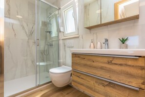 Shower, hair dryer, towels