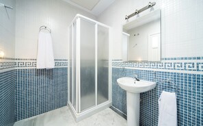 City Apartment | Bathroom | Shower, hair dryer, towels, soap - Rey de Sevilla Flats Arenal (Seville)