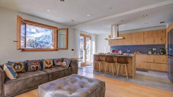Chalet Familial, plusieurs chambres (Chalet Merveille Ski In - Ski Out) | Coin séjour
