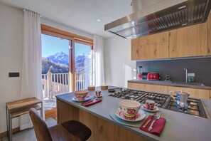 Fridge, microwave, oven, stovetop - Chalet Merveille Ski In - Ski Out (Sauze d'Oulx)