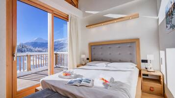 4 bedrooms, laptop workspace, free WiFi, bed sheets