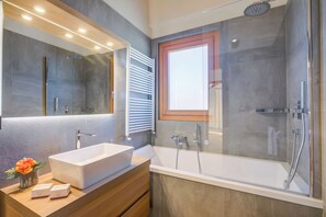 Combined shower/bathtub, hair dryer, bidet, towels - Chalet Merveille Ski In - Ski Out (Sauze d'Oulx)