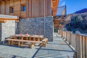 Family Chalet, Multiple Bedrooms (Chalet Merveille Ski In - Ski Out) | Outdoor dining