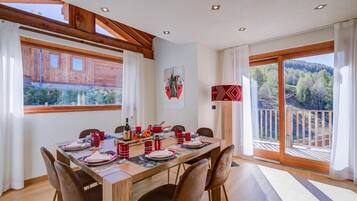 Chalet Familial, plusieurs chambres (Chalet Merveille Ski In - Ski Out) | Restauration