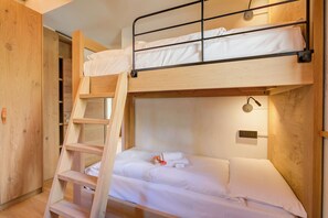 4 bedrooms, laptop workspace, free WiFi, bed sheets