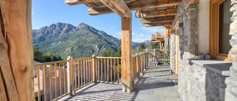 Nhà gỗ dành cho gia đình, nhiều phòng ngủ (Chalet Merveille Ski In - Ski Out) | Hiên