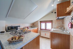 Fridge, oven, stovetop, cookware/dishes/utensils - Studio Placide Mountain View (Sauze d'Oulx)