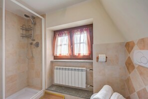 Standard Studio, Mountain View (Studio Placide Mountain View) | Bathroom | Shower, hair dryer, bidet, towels - Studio Placide Mountain View (Sauze d'Oulx)