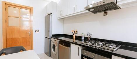 冷蔵庫、電子レンジ、オーブン、コンロ