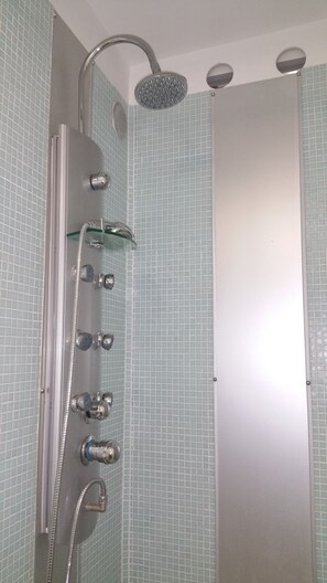 Dusche, Haartrockner, Seife, Toilettenpapier
