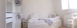 2 bedrooms, iron/ironing board, WiFi