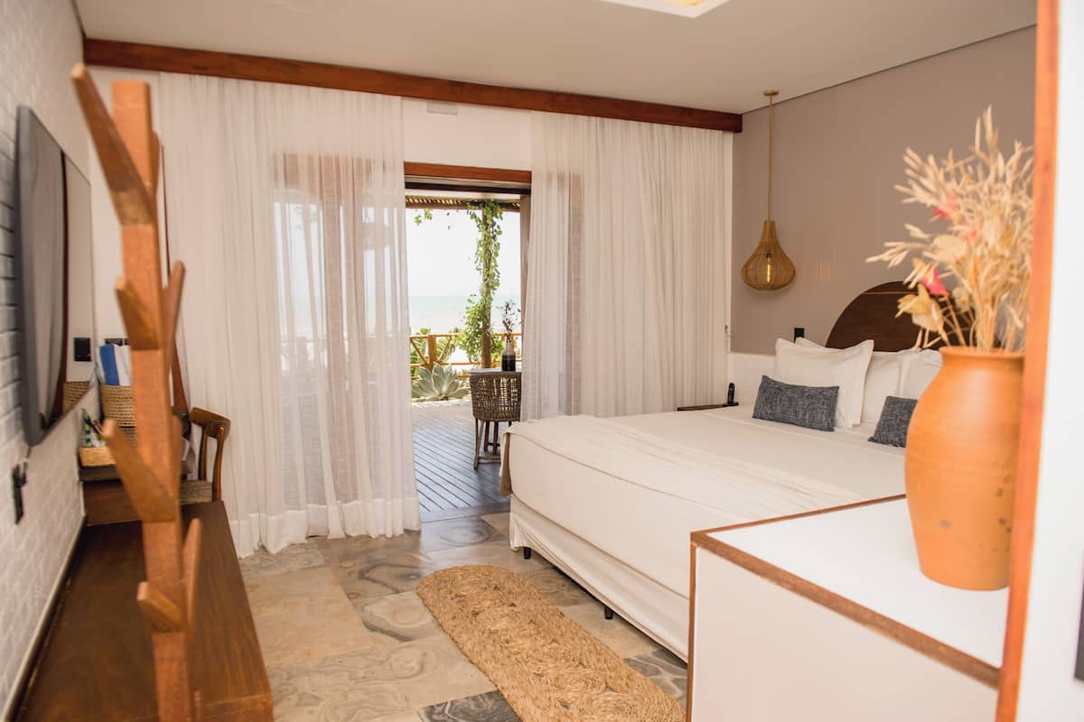 Deluxe kamer, uitzicht op zee | Een minibar, een bureau, gratis babybedden, gratis wifi