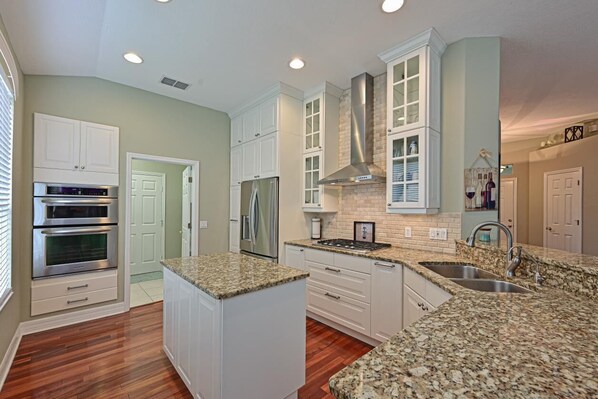 Private kitchen - Golf, boating, pool, fitness ctr and dining all located on site (Bradenton)