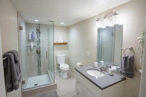 Douche, séchoir à cheveux, serviettes fournies, savon