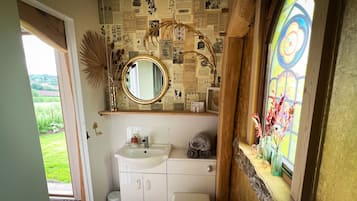 Kabin | Kamar mandi | Shower, handuk,  dan tisu toilet