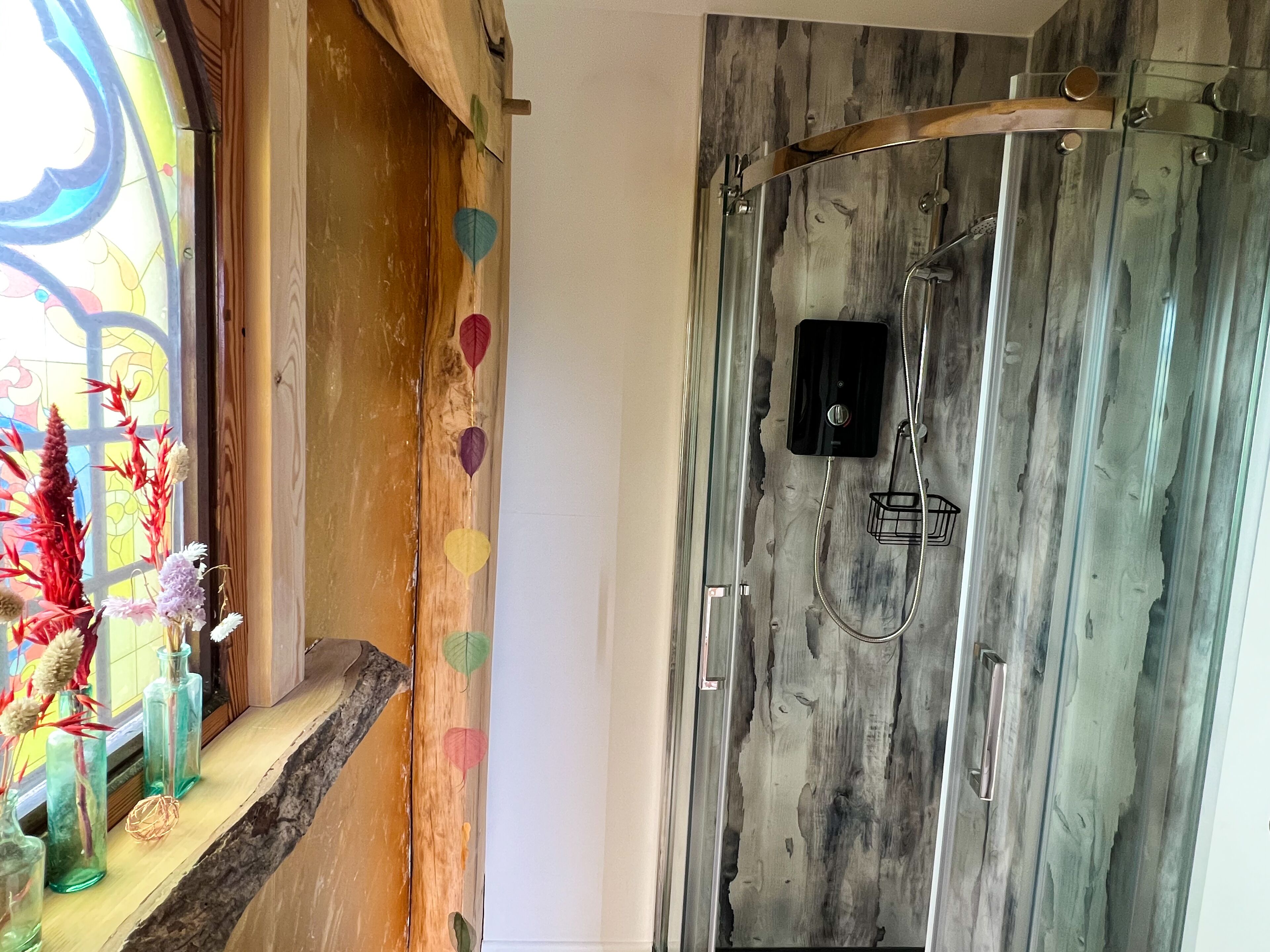 Cabin | Bathroom | Shower, towels, toilet paper