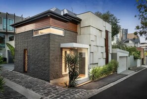 Exterior detail - Paradise holiday home in centre of South Yarra
(South Yarra)