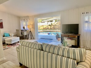 Smart TV - Charming 2 bedroom 2 bathroom home with pool in Sarasota  with central location. (Sarasota)