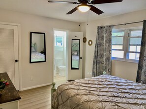 2 bedrooms, iron/ironing board, WiFi, bed sheets - Charming 2 bedroom 2 bathroom home with pool in Sarasota  with central location. (Sarasota)