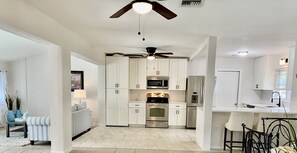 Fridge, microwave, oven, stovetop - Charming 2 bedroom 2 bathroom home with pool in Sarasota  with central location. (Sarasota)