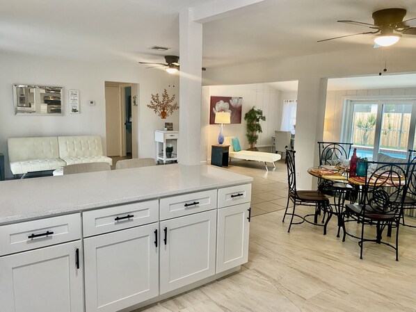 Interior - Charming 2 bedroom 2 bathroom home with pool in Sarasota  with central location. (Sarasota)