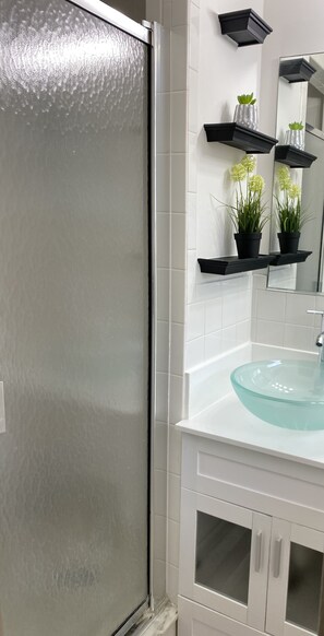 Haartrockner, Handtücher, Seife, Shampoo