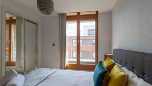 Appartement | Espace de travail pour ordinateur portable, fer et planche à repasser