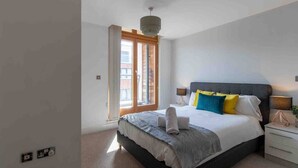 Appartement | Espace de travail pour ordinateur portable, fer et planche à repasser