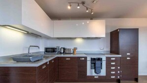 Appartement | Cuisine privée | Grand réfrigérateur, micro-ondes, four, plaque de cuisson