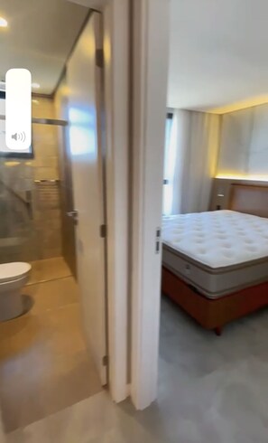 2 habitaciones, tabla de planchar con plancha, wifi y ropa de cama