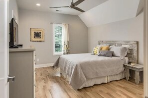 1 bedroom - Gorgeous 12 South Modern Farmhouse

 (Anchorage)