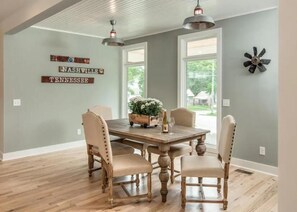 Dining - Gorgeous 12 South Modern Farmhouse

 (Anchorage)