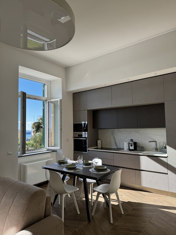 Een koelkast, een magnetron, een oven, een kookplaat