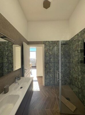 Dusche, Haartrockner, Bidet, Handtücher
