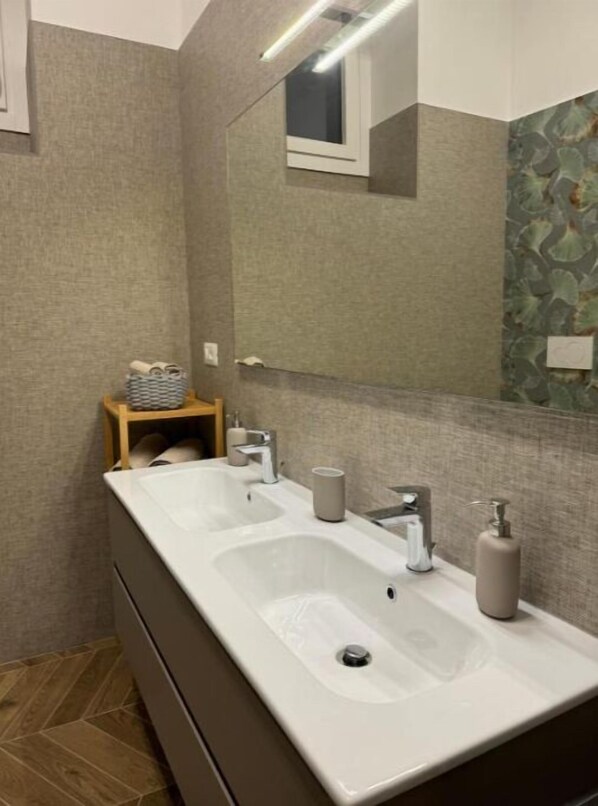Dusche, Haartrockner, Bidet, Handtücher
