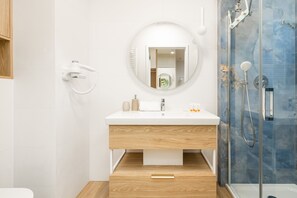 Apartment, 1 Schlafzimmer, Balkon | Badezimmer | Dusche, Handtücher