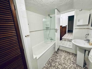 Hair dryer, towels, soap, toilet paper - Little Grapefull Cottage (Cambridge)