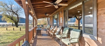 Lakefront! w/ Kayaks, Hot Tub, Pool. Firepit, Park with Playground & Disc Golf.