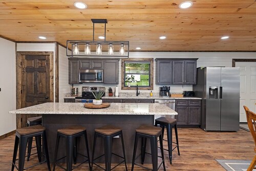 Lakefront! w/ Kayaks, Hot Tub, Pool. Firepit, Park with Playground & Disc Golf.