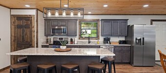 Lakefront! w/ Kayaks, Hot Tub, Pool. Firepit, Park with Playground & Disc Golf.