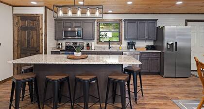 Lakefront! w/ Kayaks, Hot Tub, Pool. Firepit, Park with Playground & Disc Golf.