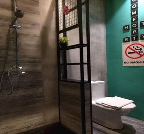 Deluxe Twin kamer | Badkamer | Een douche, handdoeken, toiletpapier