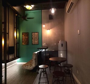 Espace de travail pour ordinateur portable, Wi-Fi gratuit, draps fournis