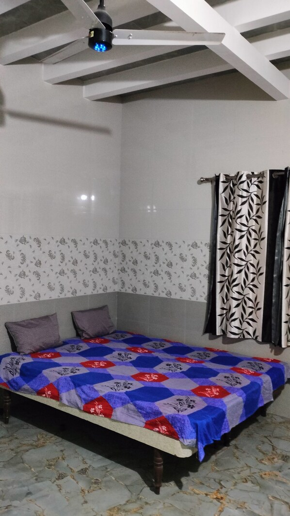 2 bedrooms, bed sheets - Omkar Homestay, Dwarka, Gujarat (Dwarka)